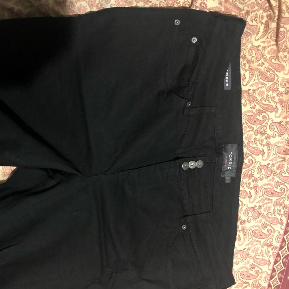 Black skinny jeans. Ankle zipper.
